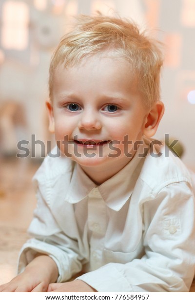 Cute Blonde Hair Little Boy Near Stockfoto Jetzt Bearbeiten