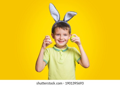 Holding ears Images, Stock Photos & Vectors | Shutterstock