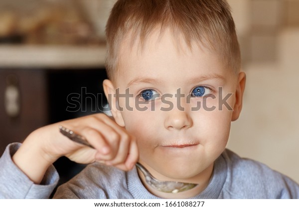 Cute Caucasian Baby Junge Mit Blauen Stockfoto Jetzt Bearbeiten