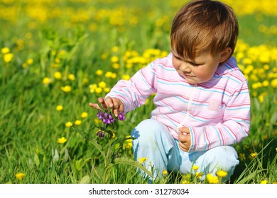 Cute-Kind-Spiel mit Blumen auf der gelben Wiese