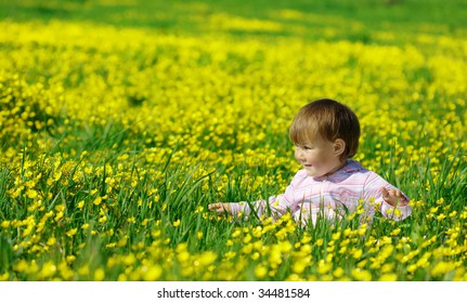 Cute Child Play auf der gelben Wiese