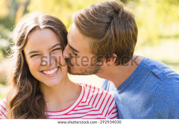 陽気な日に公園でキスをするかわいい夫婦 の写真素材 今すぐ編集
