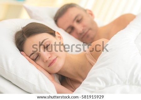 Cute Couple Sleeping On Bed Stockfoto Jetzt Bearbeiten