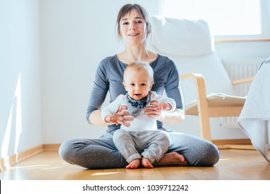 かわいい笑い声を出す赤ちゃんと家の床で遊んでいる美しい日本女性写真素材 Shutterstock