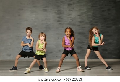 Niños graciosos y bonitos en el estudio de baile