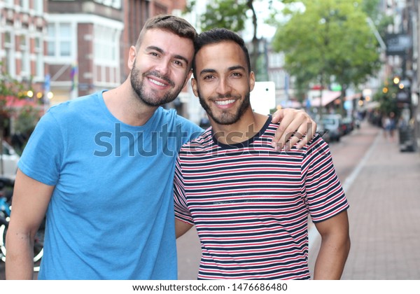 街で可愛いゲイのカップル の写真素材 今すぐ編集