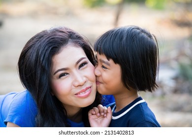 Cute Girl Kissing Her Sister On Foto Stok 2131402813 Shutterstock