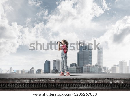 Similar – Foto Bild Unbekannter Mann mit kleinem Mädchen vor der Skyline von Manhattan, New York City