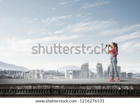 Similar – Foto Bild Unbekannter Mann mit kleinem Mädchen vor der Skyline von Manhattan, New York City