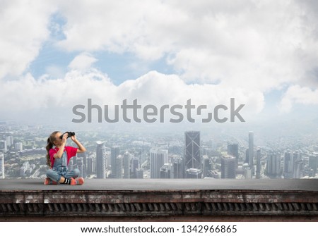 Similar – Foto Bild Unbekannter Mann mit kleinem Mädchen vor der Skyline von Manhattan, New York City