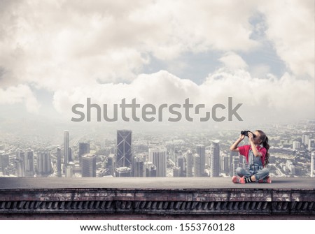 Similar – Foto Bild Unbekannter Mann mit kleinem Mädchen vor der Skyline von Manhattan, New York City