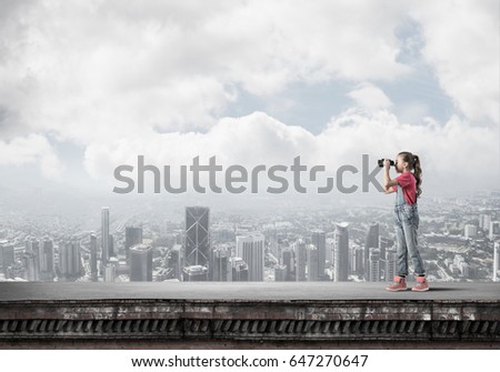 Similar – Foto Bild Unbekannter Mann mit kleinem Mädchen vor der Skyline von Manhattan, New York City