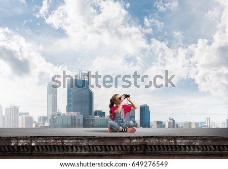 Similar – Foto Bild Unbekannter Mann mit kleinem Mädchen vor der Skyline von Manhattan, New York City