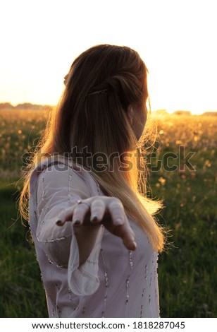 Hand am Hinterkopf, Frau, Sonnenuntergang