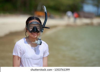 Cute Gril   With Snorkle  In The Beautiful Sea Is Very Happy
