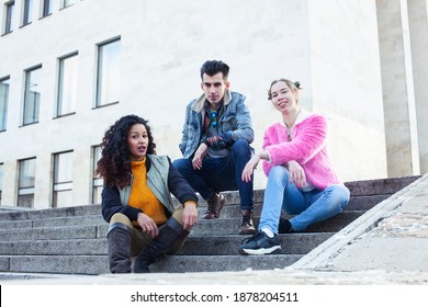 süße Gruppe von Teenagern im Gebäude der Universität mit Bücherumarmungen, Diversitätsnationen realen Studentenleben