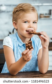 Enfant Mange Chocolat Images Photos Et Images Vectorielles De Stock Shutterstock