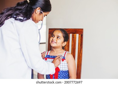Cute indisches kleines Mädchen, das von einem Kinderarzt untersucht wird