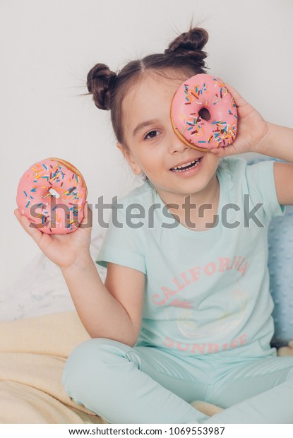 甘いドーナツ食べてるかわいい子 不健康なドーナツを持つ女の子 お菓子 ドーナツ ベビーガール 子ども 子ども の写真素材 今すぐ編集