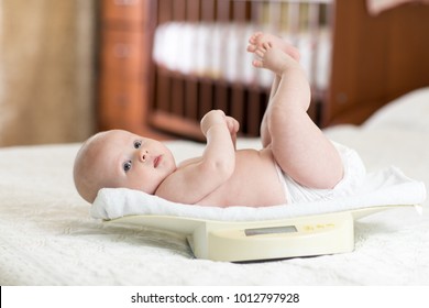 Bebe Sur Balance Images Photos Et Images Vectorielles De Stock Shutterstock