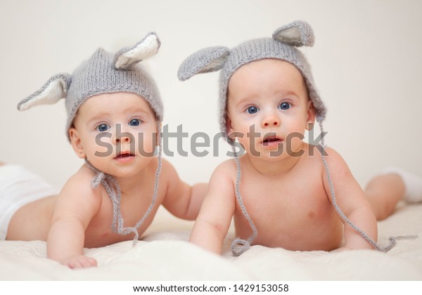楽しみを持つかわいい小さな双子の赤ちゃん の写真素材 今すぐ編集