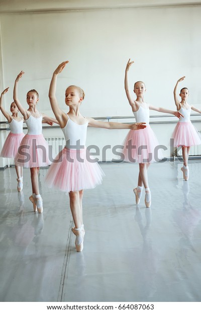 ピンクのバレエの衣装を着たかわいいバレリナとポイントの靴が部屋で踊っている ダンス教室の子ども バレエを勉強している子ども スペースをコピーします の写真素材 今すぐ編集