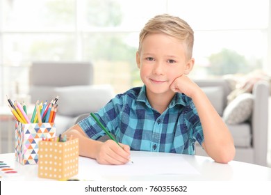 Kleiner Junge, der zu Hause zeichnet