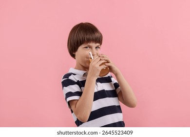 Lindo niño bebiendo jugo