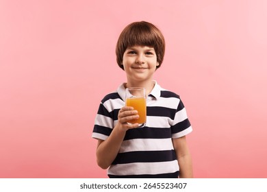 Niño lindo con un