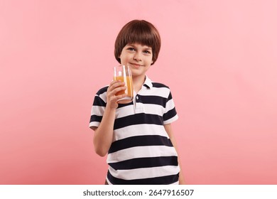 Niño lindo con un