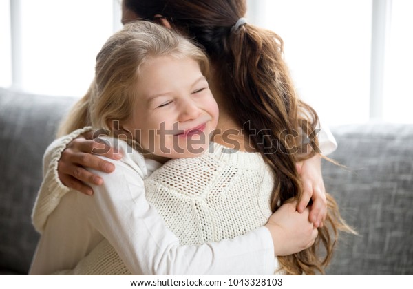 母親を抱き締め 母親を抱きしめ 母親を抱きしめ 母親を抱きしめ 母親を抱きしめ 母親を抱きしめ 温かい関係を持ち 母親を愛する優しい純真な子どもを 抱きしめ 母親を抱きしめ 子どもを抱きしめる の写真素材 今すぐ編集