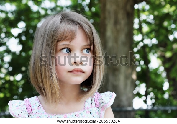 Cute Little Girl Bobbed Hair Cut Stockfoto Jetzt Bearbeiten