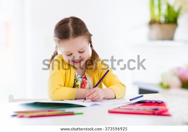 Niña Linda Haciendo Deberes Leyendo Un Libro Coloreando Páginas