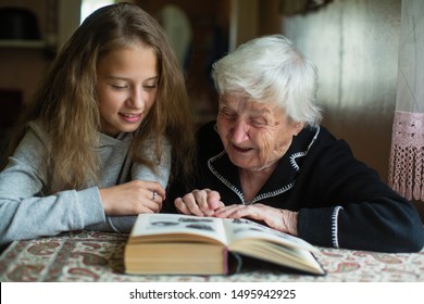 1,130 Granny reading grandchild Images, Stock Photos & Vectors ...