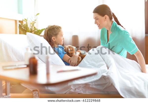 Suchen Sie Nach Kleines Madchen Das Im Krankenhausbett Mit Stockbildern In Hd Und Millionen Weiteren Lizenzfreien Stockfotos Illustrationen Und Vektorgrafiken In Der Shutterstock Kollektion Jeden Tag Werden Tausende Neue Hochwertige Bilder