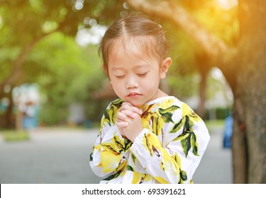 Adorable Little Asian Girl Praying Garden Stock Photo 692661124 ...