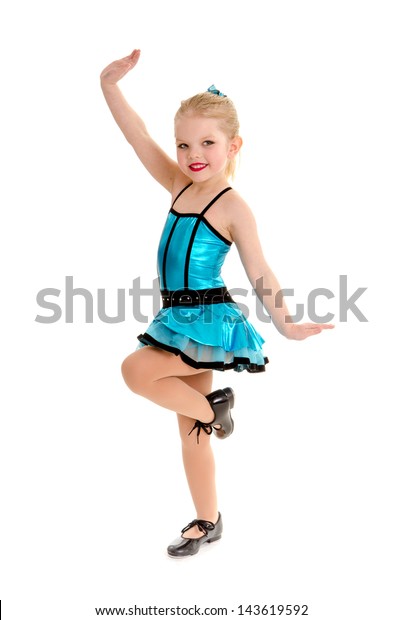 かわいい女の子のタップダンサーのポーズ 足を軽い靴と衣装で持ち上げる の写真素材 今すぐ編集