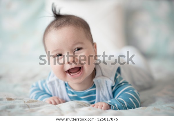 5カ月の赤ちゃんがベッドで遊ぶアジア人白人のかわいい混血児 の写真素材 今すぐ編集