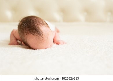 Bebé recién nacido desnudo y con foto de stock editar ahora
