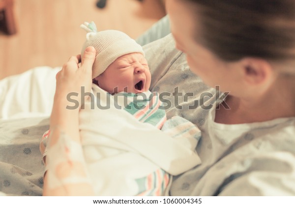 かわいい眠い赤ちゃん 母は生まれたての男の子を腕に抱いていた の写真素材 今すぐ編集