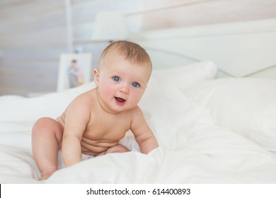 17,181 Baby sitting diapers Images, Stock Photos & Vectors | Shutterstock