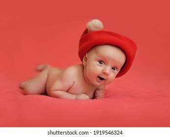 lindo sonriente niño pequeño desnudo y Foto de stock Shutterstock