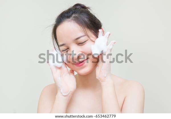赤ちゃんの顔の皮をしたかわいいアジア人の女の子は 泡を洗う泡で楽しむ の写真素材 今すぐ編集