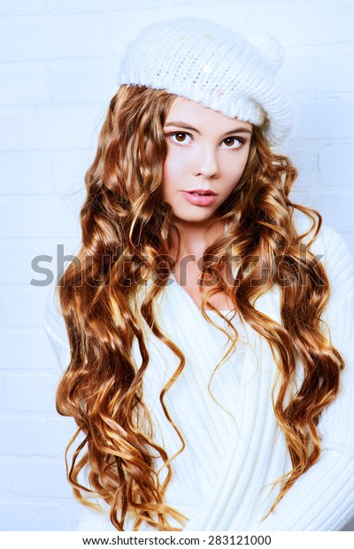 Cute Teenager Girl Beautiful Long Curly Stockfoto Jetzt