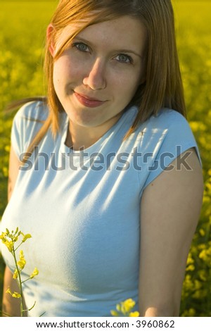 Similar – Junge glückliche Frau, die einen sonnigen Tag in der Natur genießt.