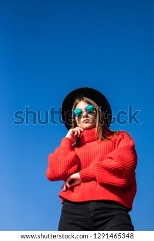 Similar – Porträt einer blonden Frau mit Hut, Sonnenbrille und roten Lippen, die bei Sonnenuntergang die Natur genießt.