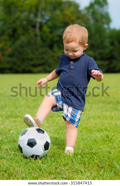 サッカーやサッカーをするかわいい幼児 の写真素材 今すぐ編集