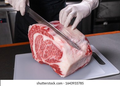 Cutting A5 Wagyu, Japanese beef