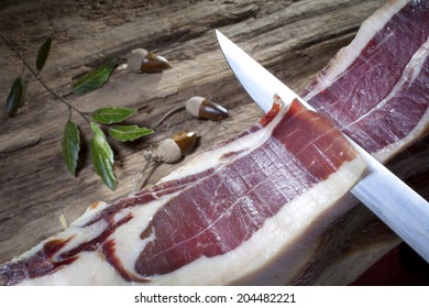 Cutting Iberian acorn ham