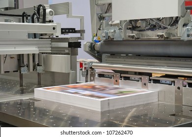 Cutting machine in a print shop